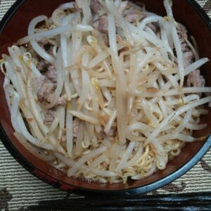 もやしと豚肉だけで、おいしいラーメン♪